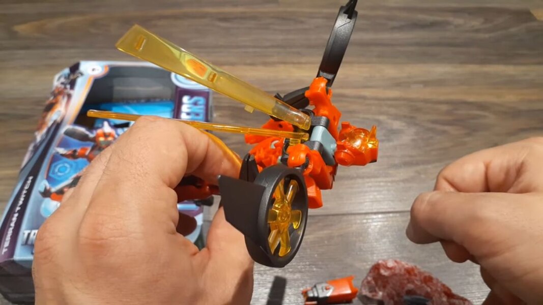 In Hand Image Transformers Earthspark Terran Twitch Deluxe Class  (4 of 11)